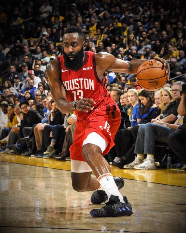 半场战报：博洛尼亚1-2克雷莫内塞，奥尔索利尼点射，瓦尔迪、帕耶罗破门（半场战况：博洛尼亚1-2暂落后克雷莫内塞，奥尔索利尼点球得分，瓦尔迪与帕耶罗破门）